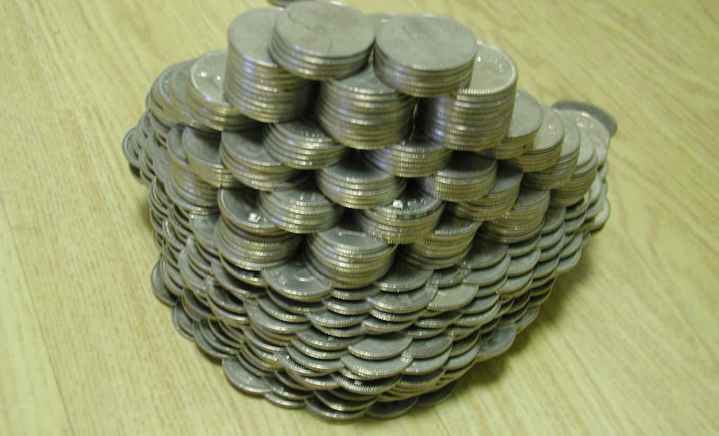 동전이 층층이 쌓인 저축 이미지, 작은 돈이 모여 자산이 되는 습관