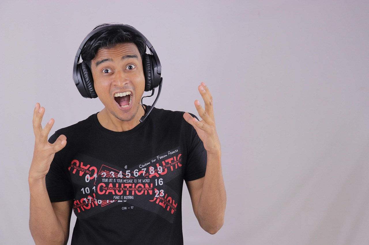 헤드셋 낀 남자 사진