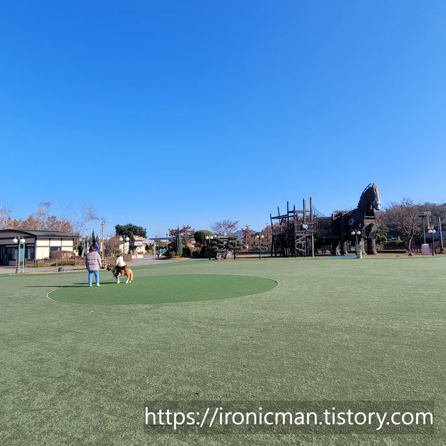 넓은 인조잔디 사진