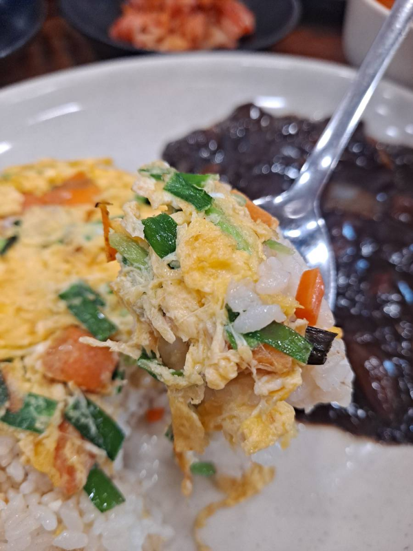 태화루 볶음밥 한숟갈