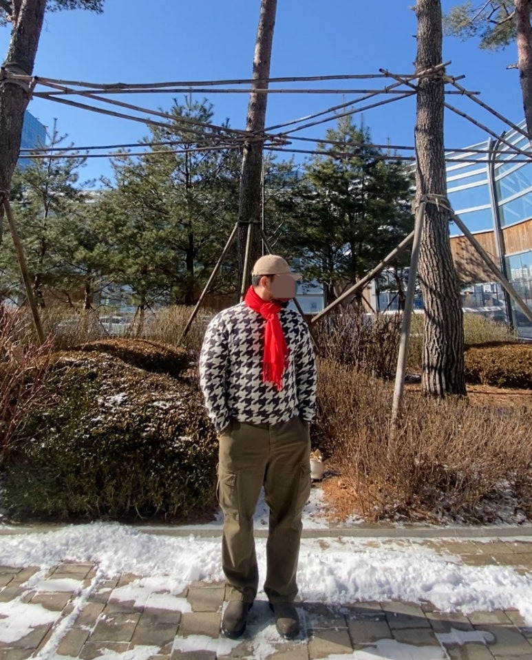 데일리룩('26.1.24.)랭글러 빈티지 로고 볼캡, 리끌로우 무지 레드 머플러, 어썸스튜디오 하운드투스 모크넥 니트, 프리즘웍스 카고팬츠, 블런드스톤 585 러스틱브라운 첼시부츠