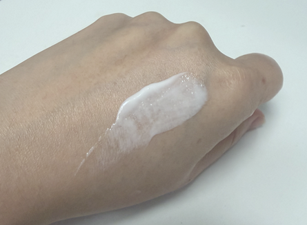 판테놀이 함유된 크림의 제형을 확인하기 위해 손등에 발라본 사진