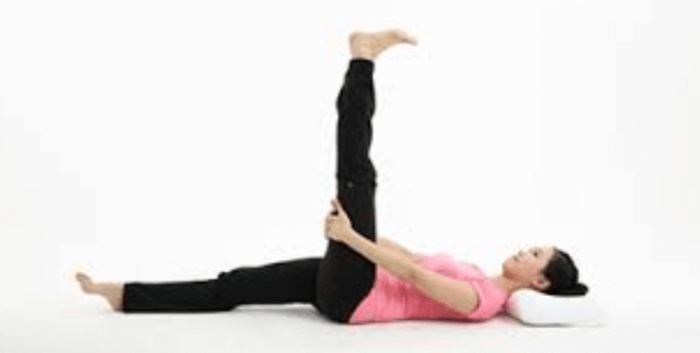 다리 들어 당기는 스트레칭