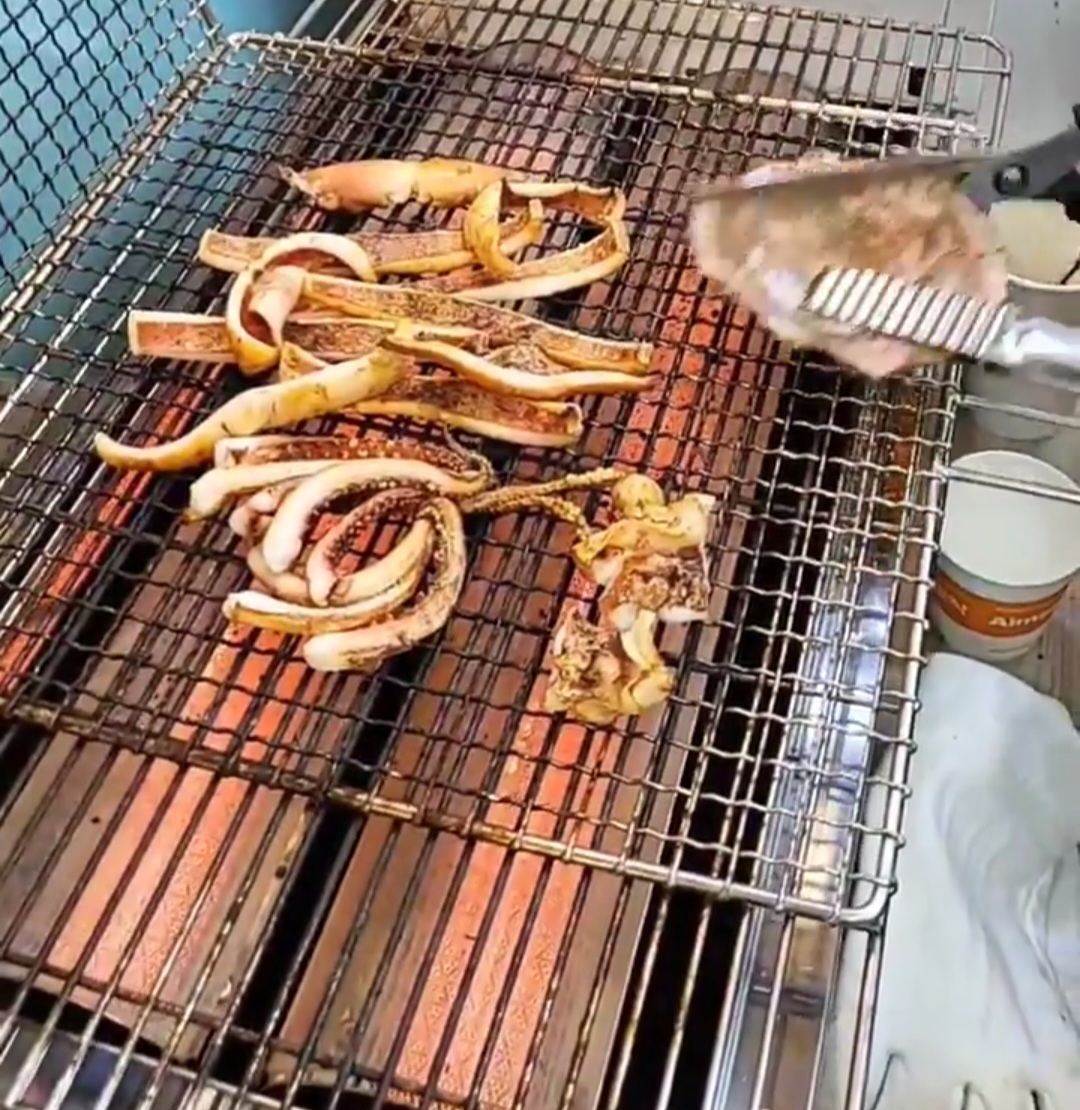 구운 반건조 오징어 손질 모습