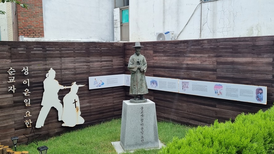 순교자 성 이윤일 요한 석상 그리고 무덤 추정지