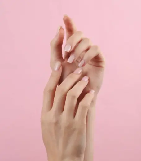 손톱에 검은 세로줄이 생기는 이유