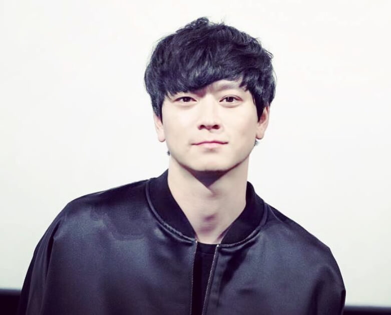 점퍼를입고있는-남성의모습