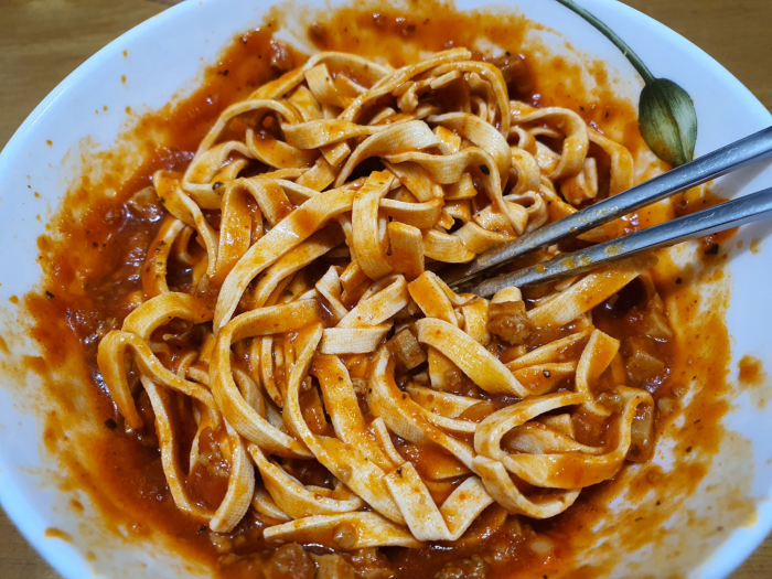 두부면 매콤라구 파스타 전자 레인지 조리 완료