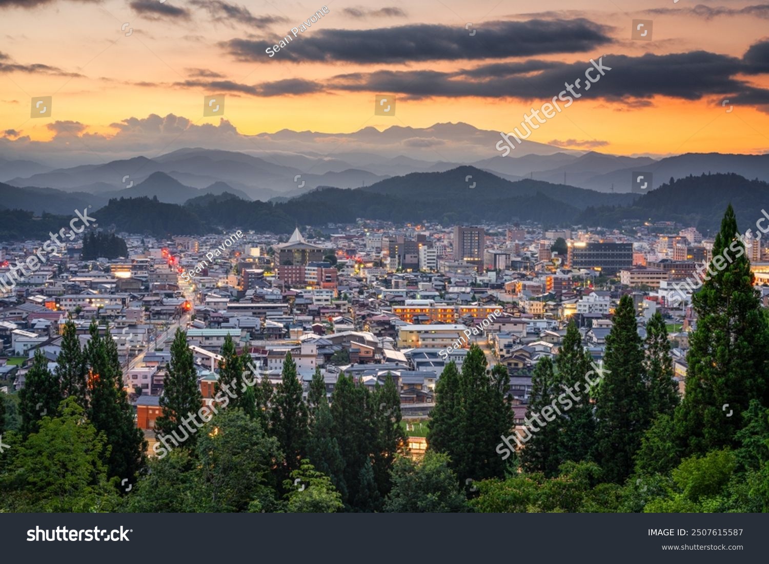 산에서 멀리 도시를 찍은 사진입니다.