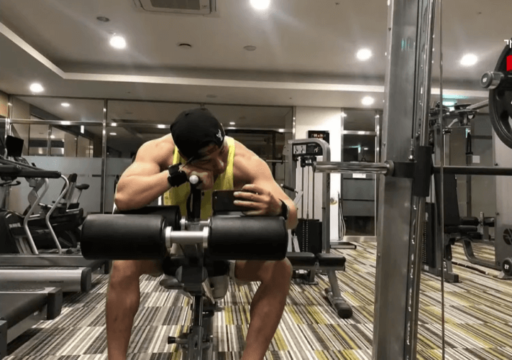 최지우-남편-헬스장-거울-강남건물