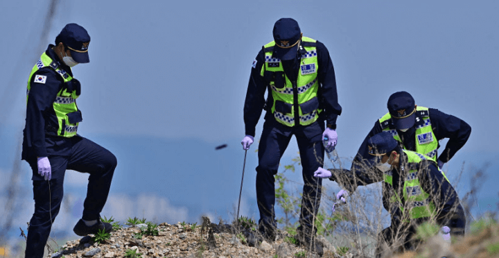 철마산에서-피해자의-시신을-발견한-경찰