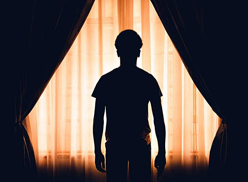 창문-앞에-서있는-소년의-모습