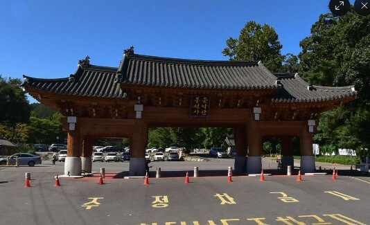 봉선사 도로변 일주문