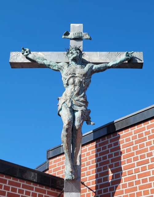 인천 성모순례지 십자가의 길 위에 있는 십자고상입니다. 위에 'INRI'라는 글씨가 새겨져 있습니다.