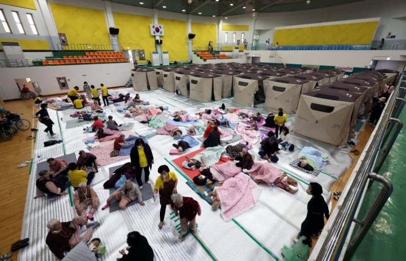 불길을 피해 대피한 이재민