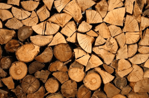 네등분 으로 손질 해놓은 나무가 쌓어 있는 모습