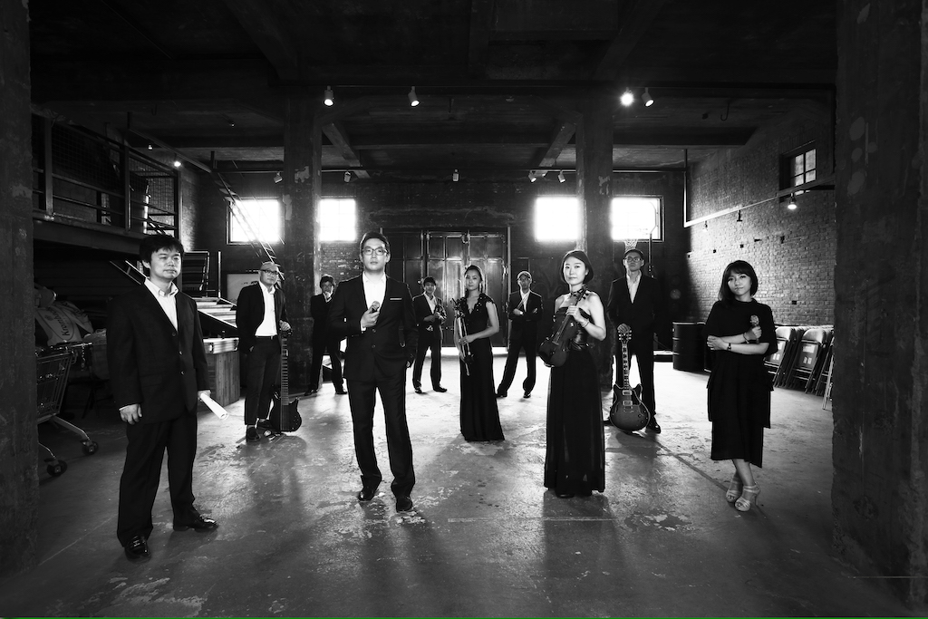 부산을 근거지로 활동하는 음악 밴드 '토다'의 맴버들을 보여주는 사진입니다.