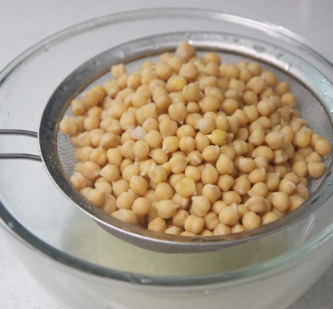 불린 병아리콩 물빼기