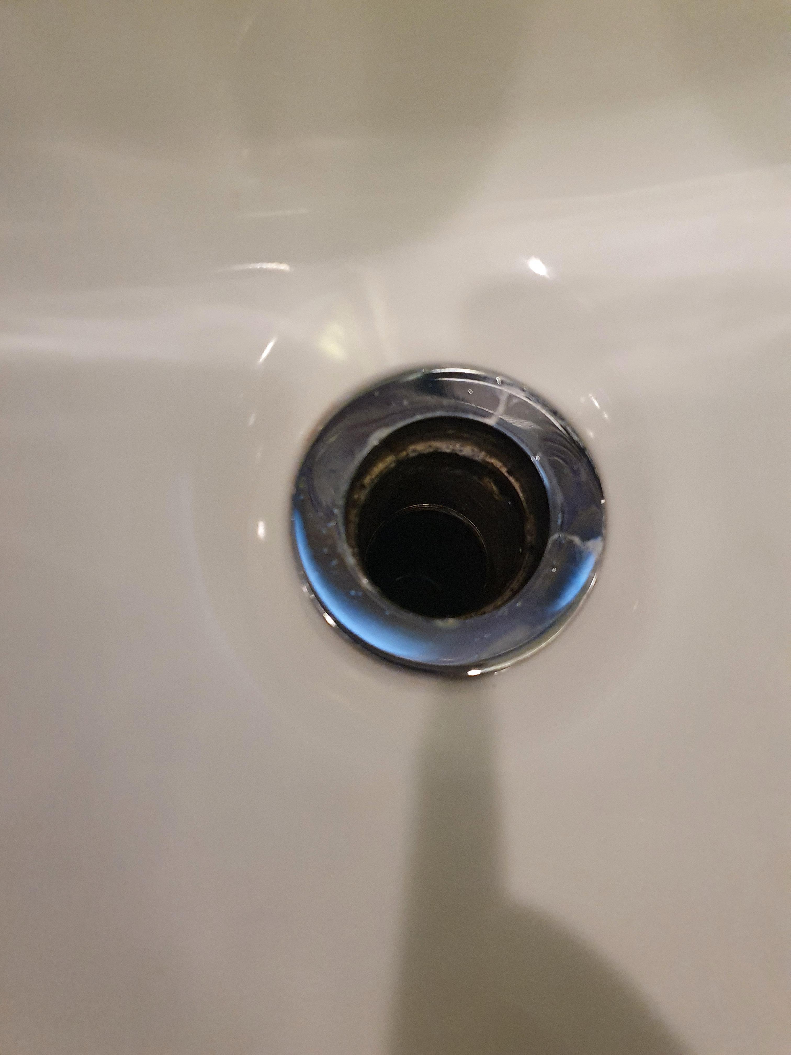 고장난 세면대 마개 제거한 세면대 물구멍