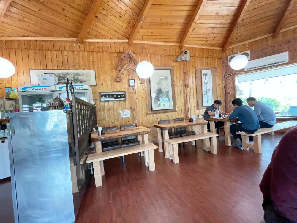 테이블이 놓여있고 손님이 앉아있는 모습