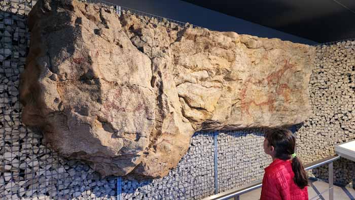 알타미라 동굴 유적 관람 중
