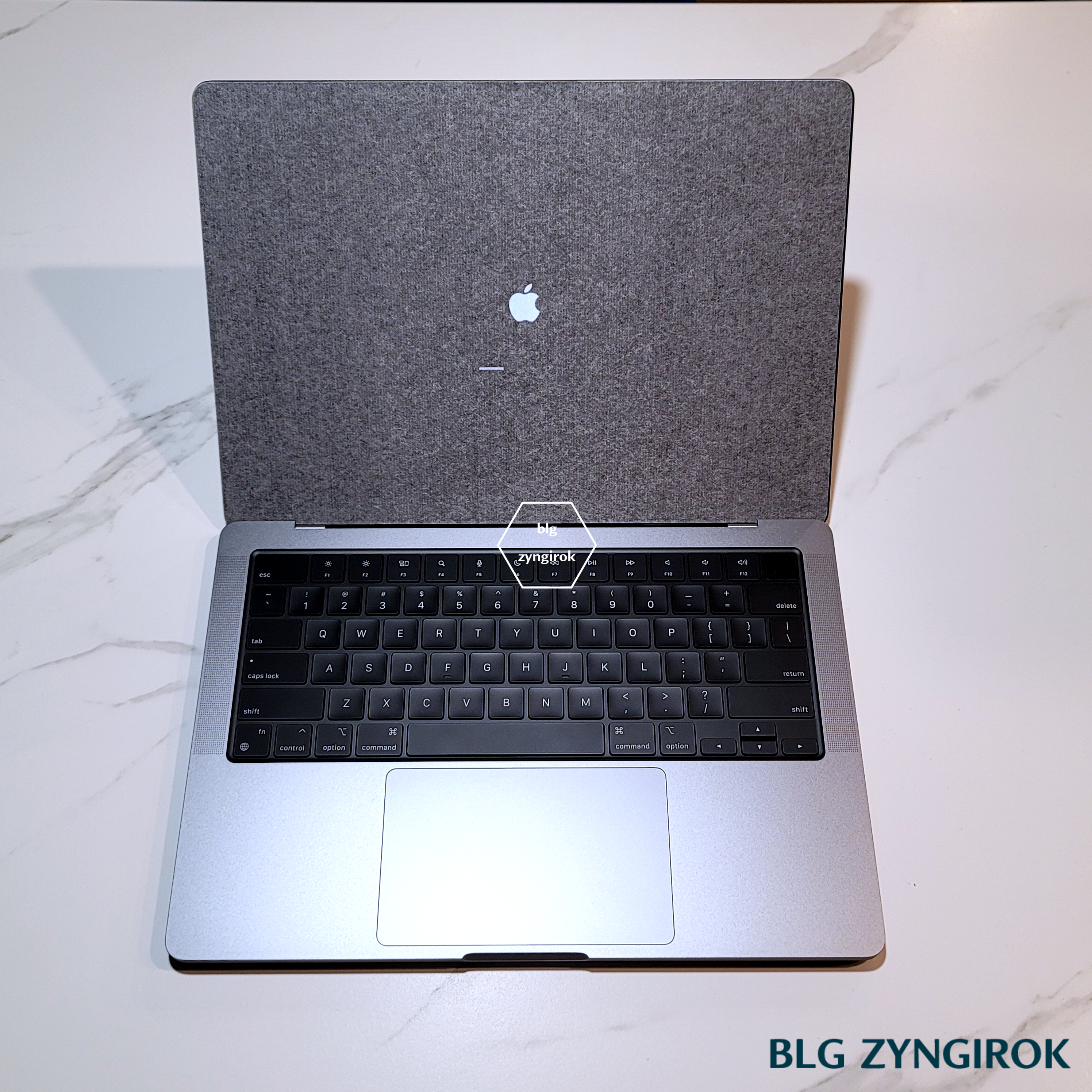 맥북을-열면-디스플레이가-종이로-덮혀있다