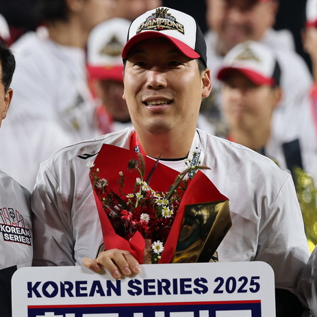 엘지 투윈스 김현수 선수가 MVP 수상하는 이미지