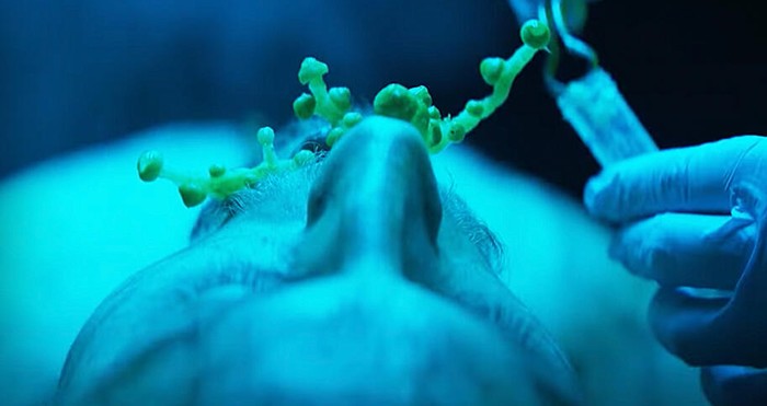 누워있는 사람과 뭔가를 물고 있는 모습