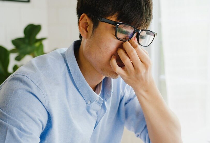 트라우마 때문에 괴로워 하는 사람