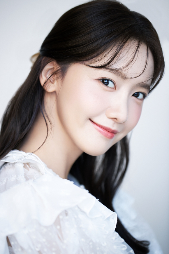 배우 임윤아(소녀시대 윤아)가 JTBC 드라마 '킹더랜드' 종영 기념 일문일답을 전하기 전 포즈를 취하고 있다. [사진=SM엔터테인먼트]