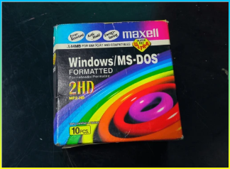 1.44MB의 용량을 가진 10개의 포맷된 2HD 디스켓을 포함하는 오래된 디스켓.