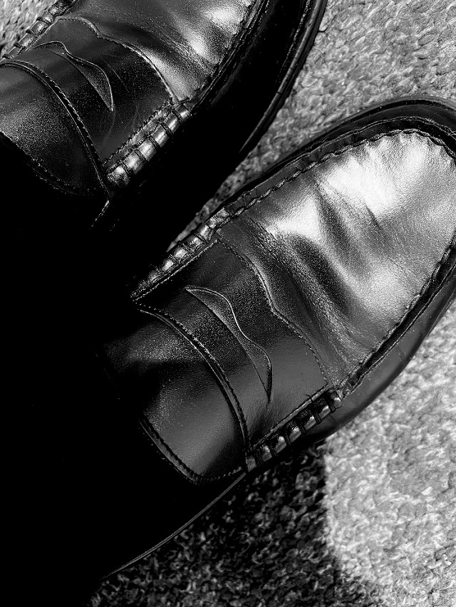 소가죽 소재의 블랙 페니 로퍼