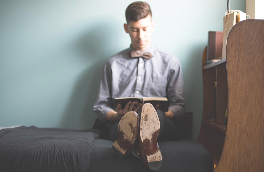 혼자 시간을 보내는 남자