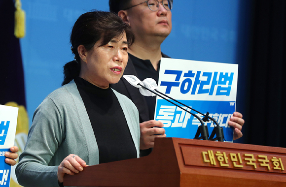 어선을 타다 실종된 B씨의 친누나 김종선 씨가 9일 오전 서울 여의도 국회에서 열린 '구하라법 통과 필요성 및 선원 구하라법' 발의 기자회견에서 발언을 하고 있다. 2023.08.09. [사진=뉴시스]