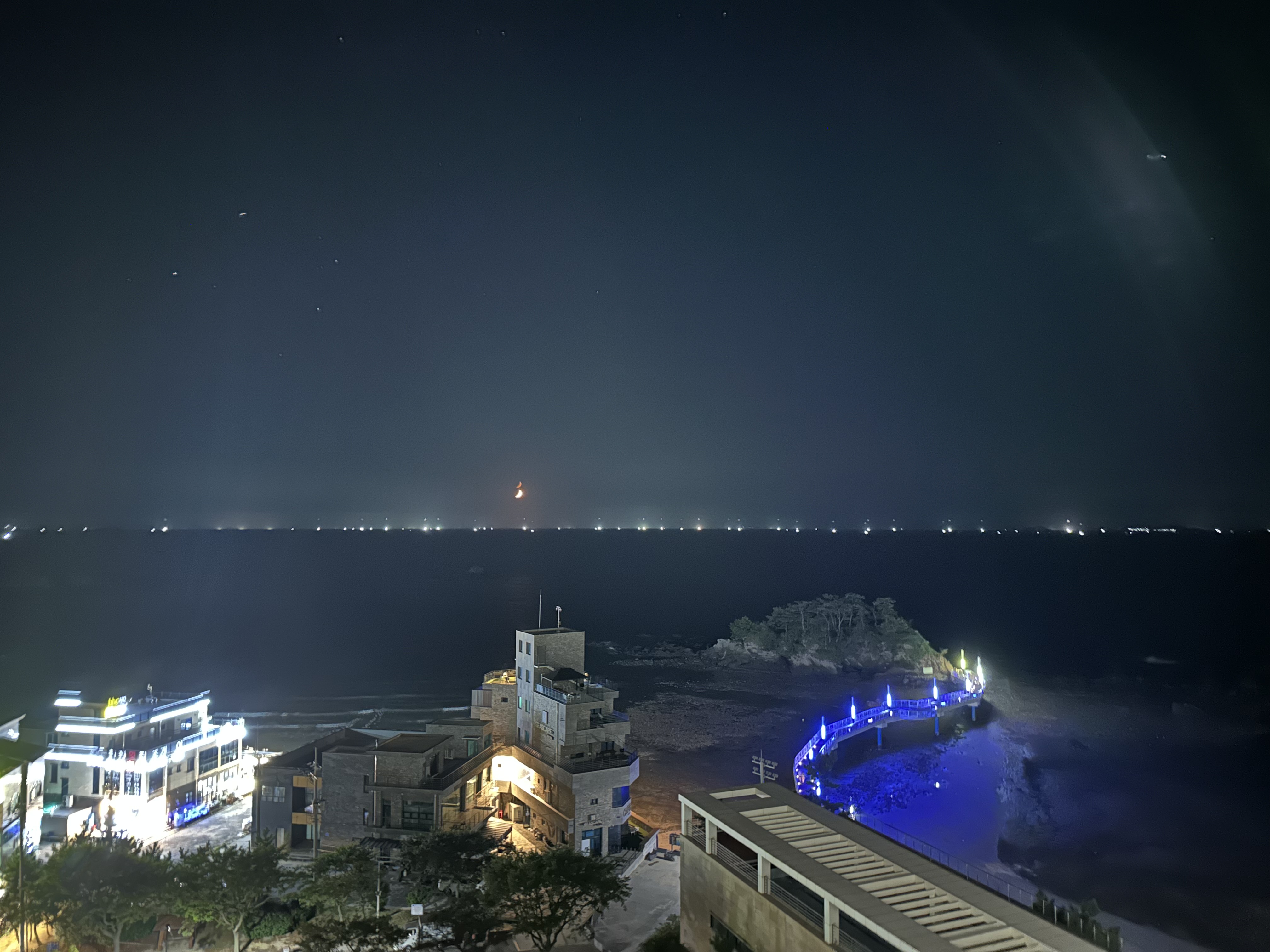 충남 보령, 대천, 무창포 여행 후기3(국내 가족 여행지 추천, 무창포 비체팰리스, 또다시 갯벌체험, 대천 맛집 부페, 점심 밥집 뷔페, 진짜 예쁜 카페 아르나, 분위기 좋은 카페 아르나, 한밤중 닭벼슬섬 산책, 대천항 수산시장 재방문, 찰광어회, 오징어회, 우성수산, 수연호수산, 무창포 비체펠리스, 오션뷰, 밥 해먹을 수 있는 숙소, 무창포 펜션)