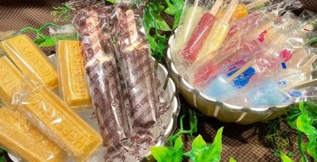 형형색색의 아이스바가 흰색 접시에 가득 담겨 있다.