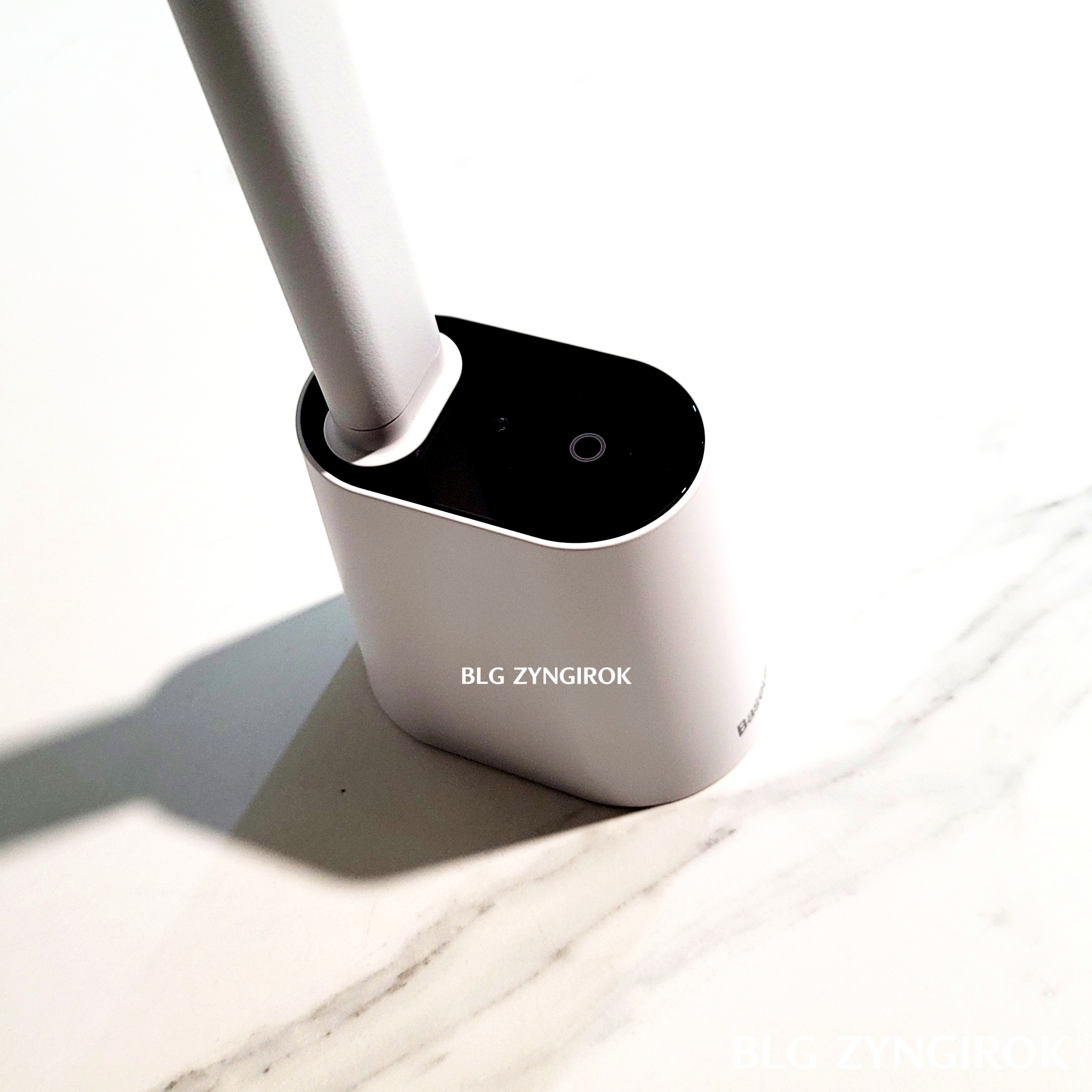 Baseus 데스크 LED 램프 받침대 윗면에 위치한 버튼 모습이다.