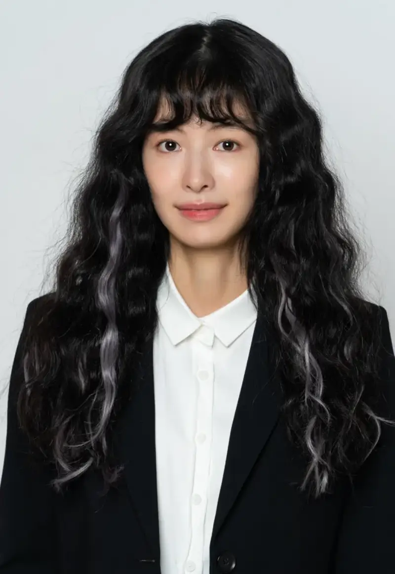 흰색을 배경으로 긴 파마머리를 하고 있는 소방서 옆 경찰서 그리고 국과수의 봉안나