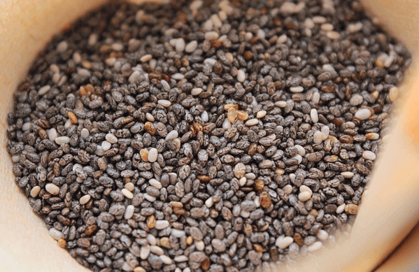 연한 검정색, 하얀색, 주황색이 섞인 치아씨드들이 보자기 안에 가득 들어있다. 알맹이는 매우 작고 쌀알처럼 생겼다.