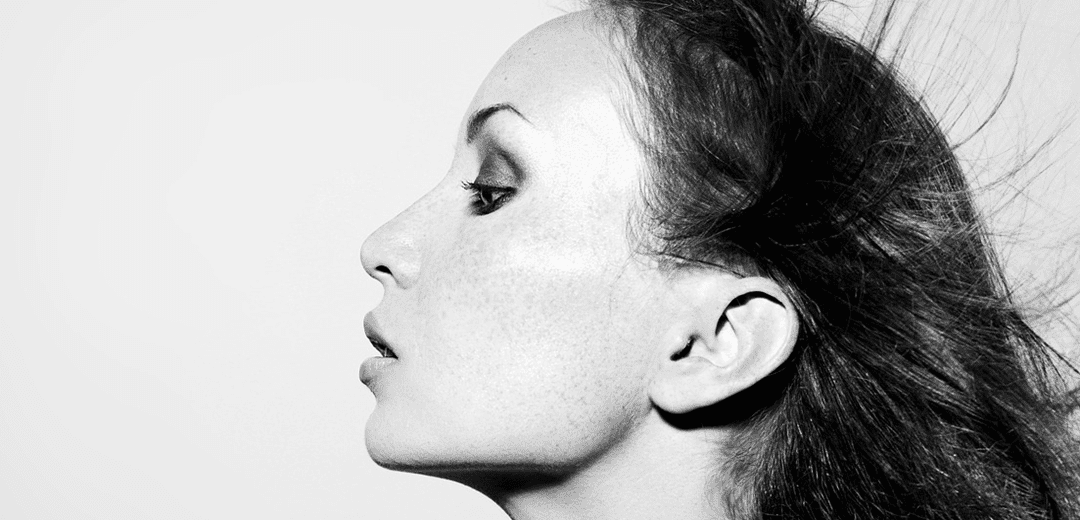 귀가 잘 보이는 소녀의 옆 모습