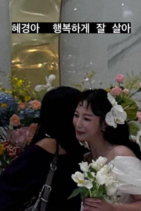 가수 이효리가 안혜경 결혼식장을 찾아 포옹으로 친구의 결혼을 축하하고 있다 [사진=이효리 SNS]