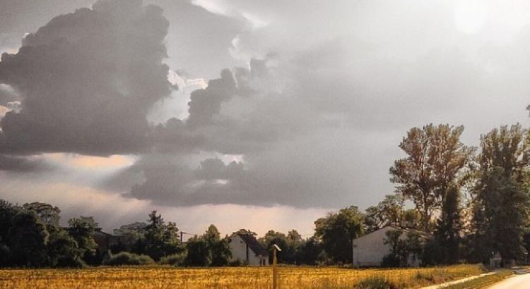 비구름이 몰려오는 들판 풍경&amp;#44; 날씨 변화와 저기압 상징 이미지
