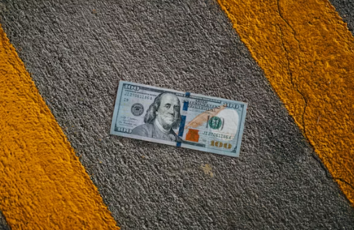 100달러 지폐에 빨간색 빗금이 그려져있는 그림