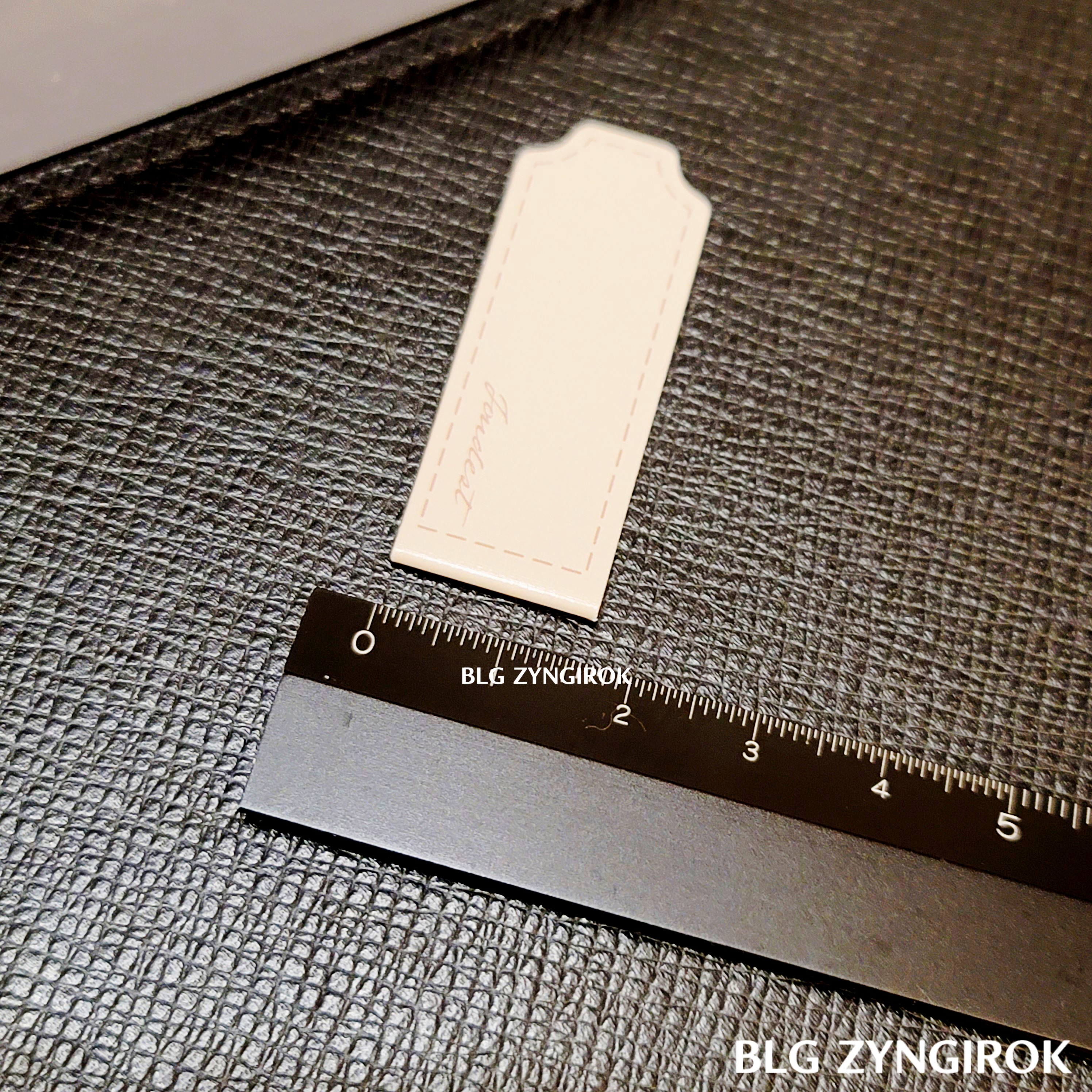 다이소 북클립 세로 길이를 재고 있는 모습이다. 약 1.5cm를 가리킨다.