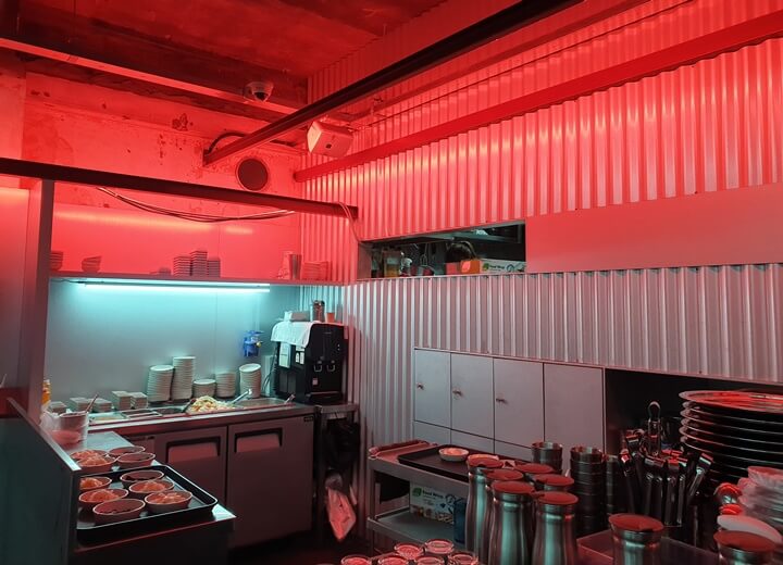 은화계-도산대로점-내부는-빨간-조명으로-인해-정육점이나-공포영화-촬영장-같은-분위기를-자아내고있다.