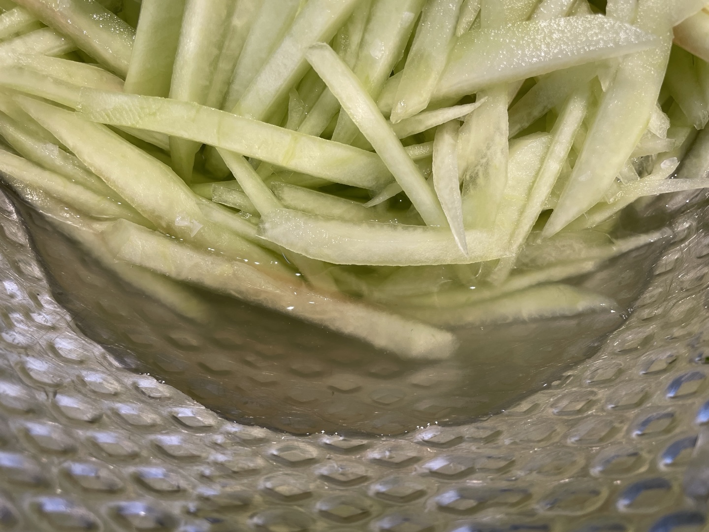 수박 요리 - 소금에 절인 수박 물기 꼭 짜기