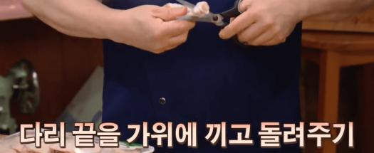 가위를-사용하는-이미지