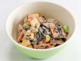 연근 샐러드 먹는 모습