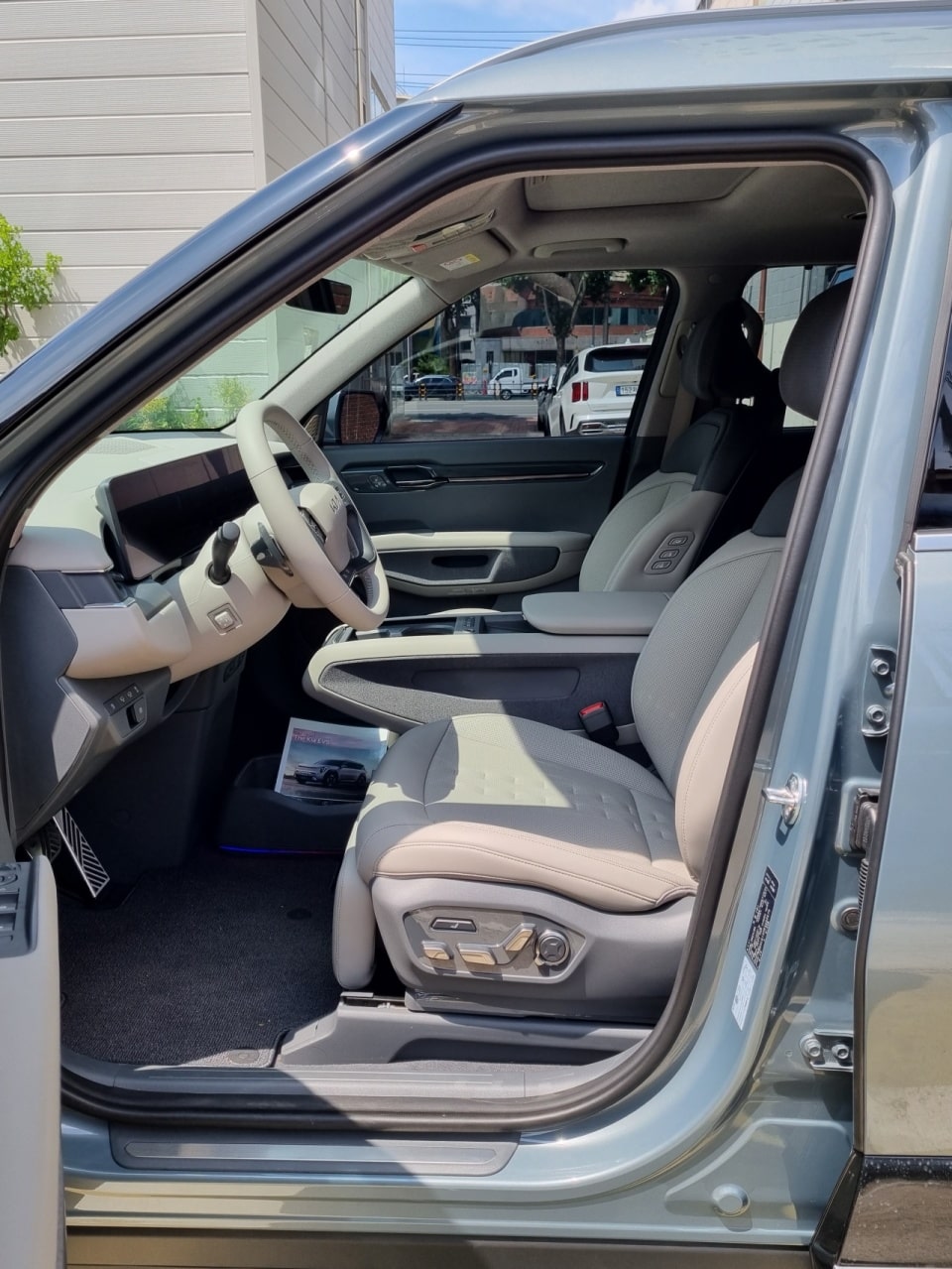 EV9 운전석 밖에서 본 실내입니다.