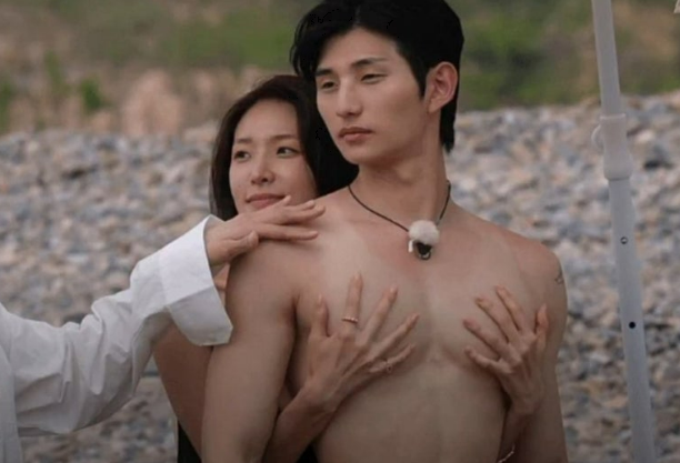 © Netflix Single's Inferno 커플 화보 대기하는 미나수와 성훈의 장면